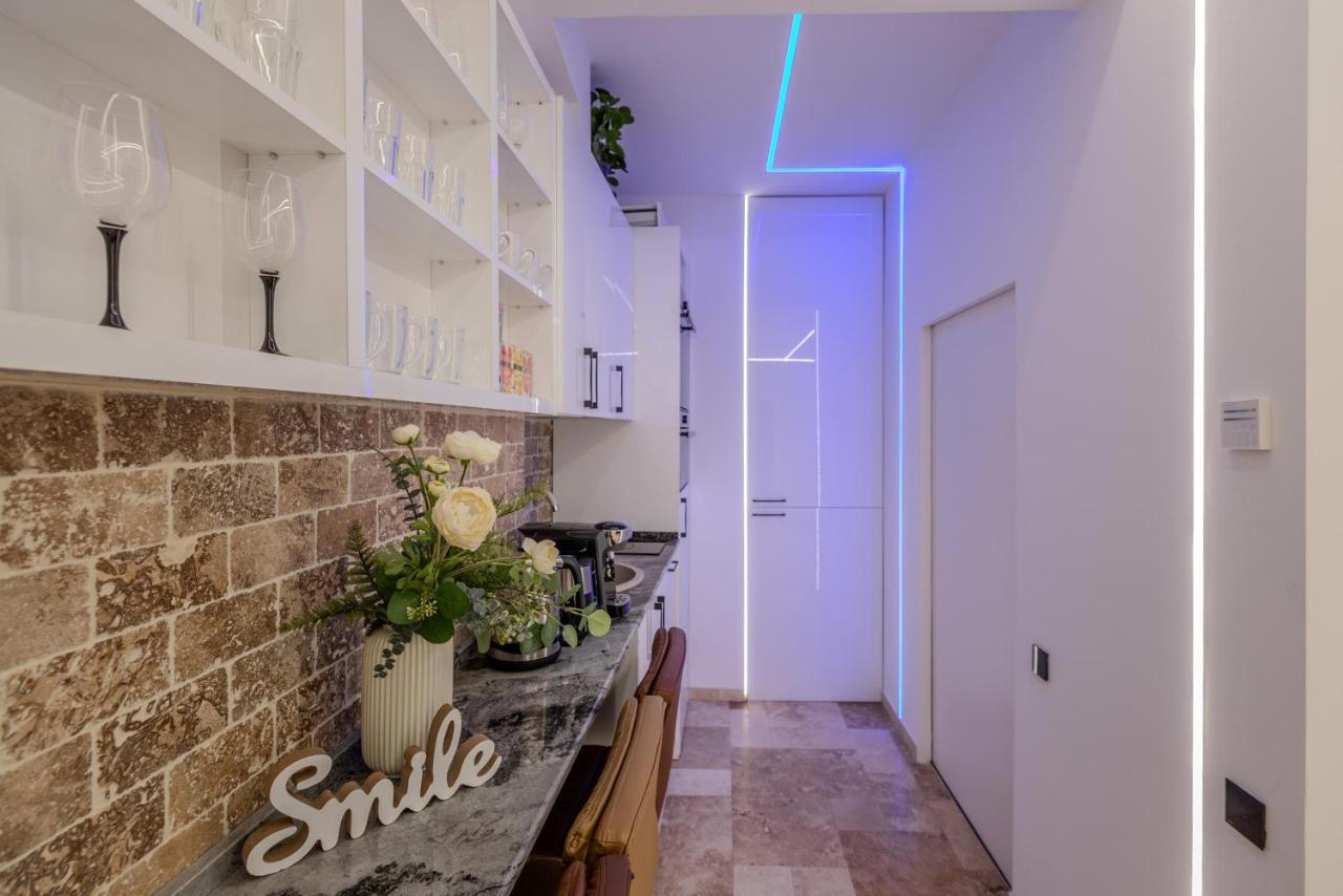 Luxury Living: Smart 2Br Apartment At Unirii Square Bukarest Exterior foto