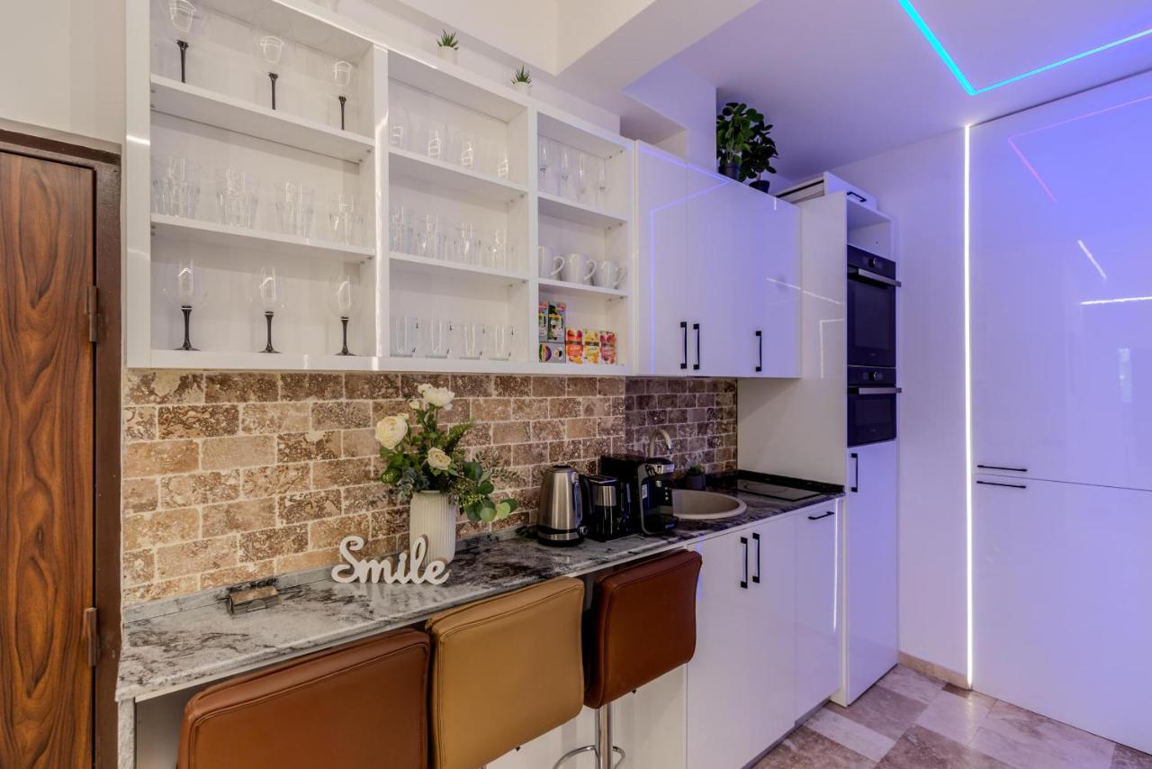 Luxury Living: Smart 2Br Apartment At Unirii Square Bukarest Exterior foto