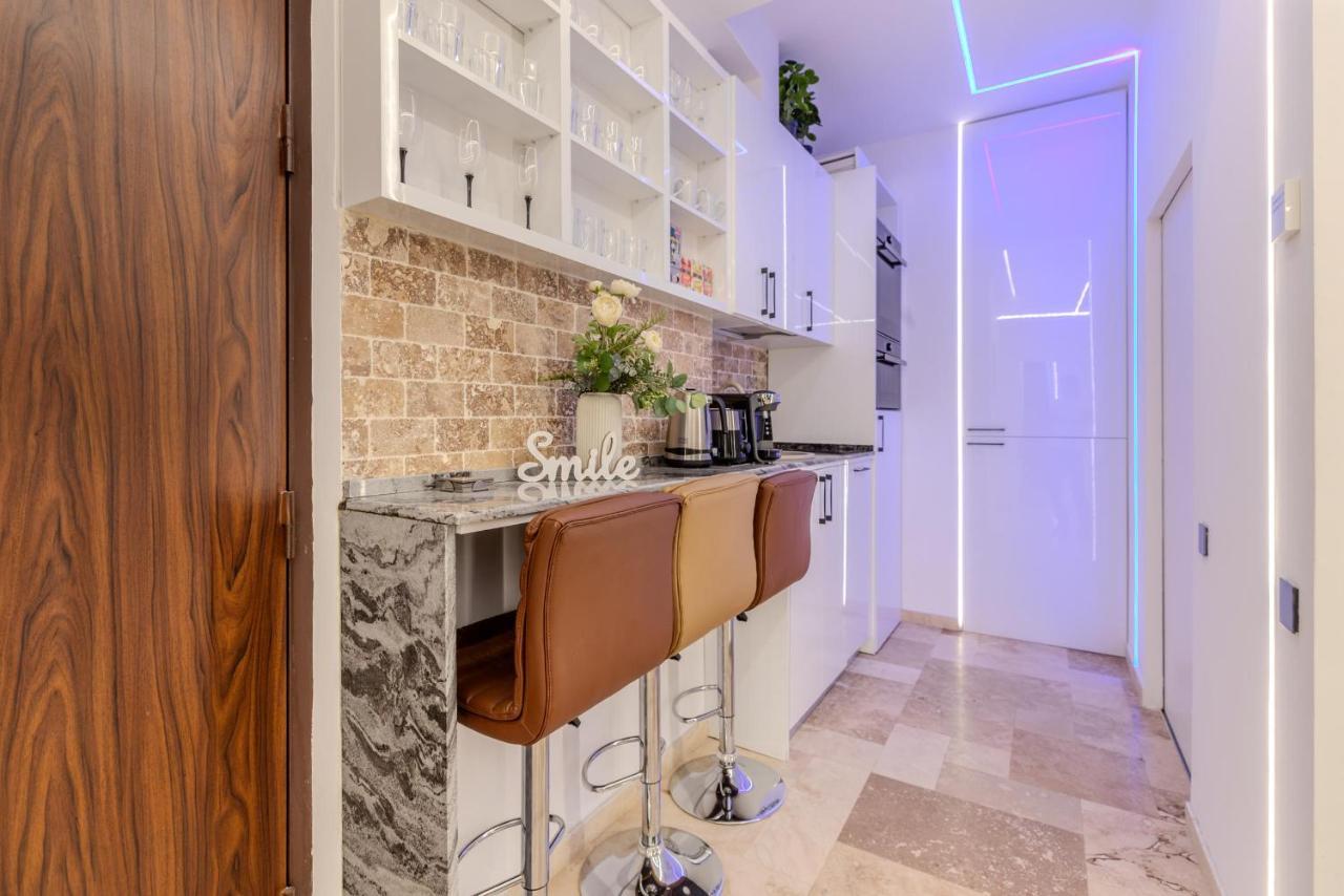 Luxury Living: Smart 2Br Apartment At Unirii Square Bukarest Exterior foto