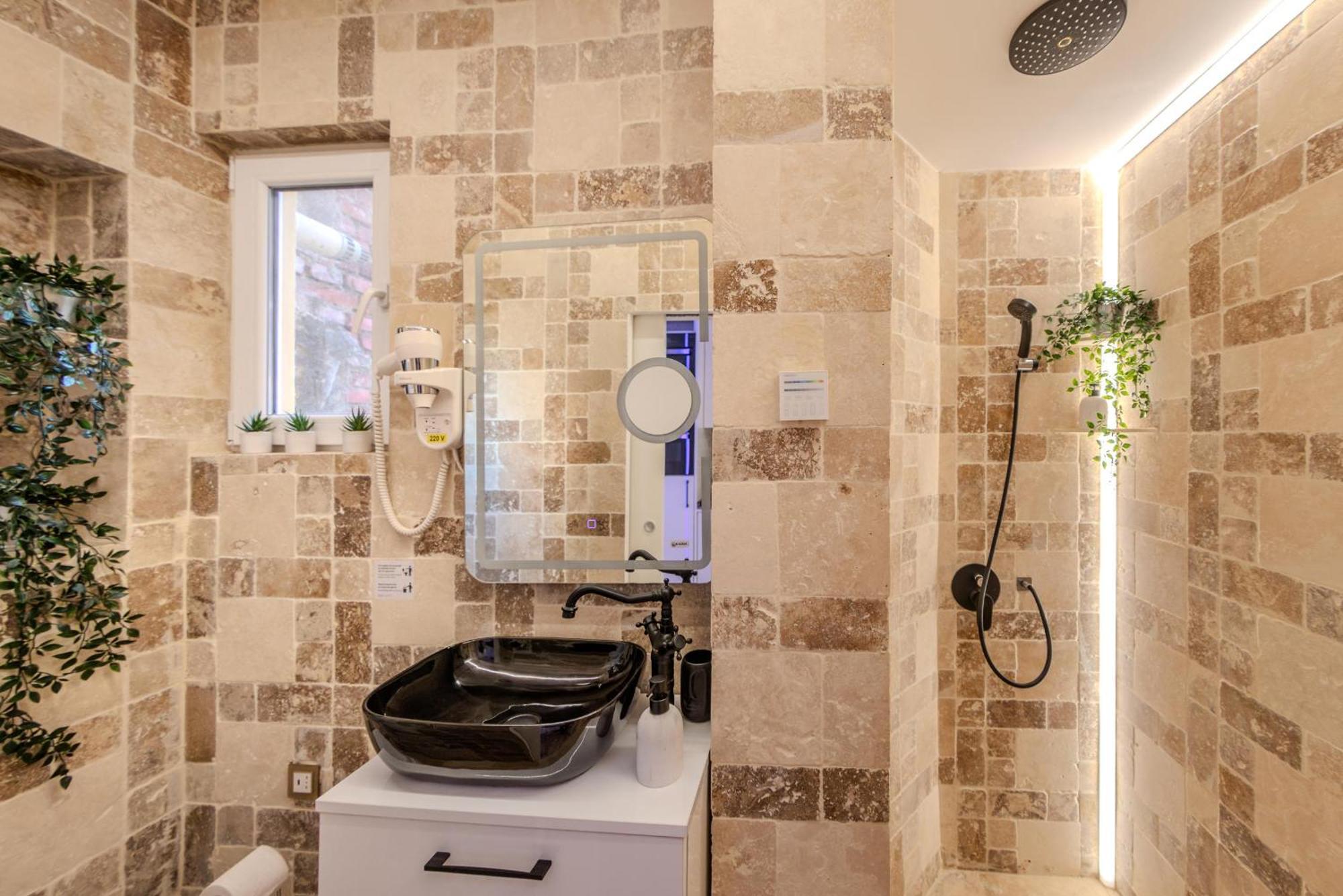 Luxury Living: Smart 2Br Apartment At Unirii Square Bukarest Exterior foto