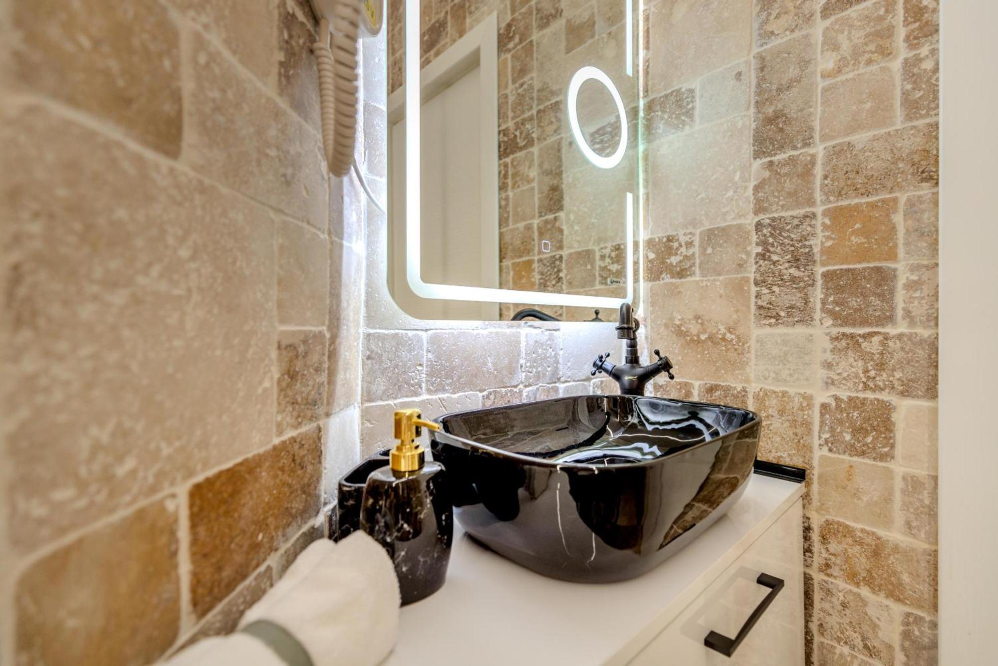 Luxury Living: Smart 2Br Apartment At Unirii Square Bukarest Exterior foto