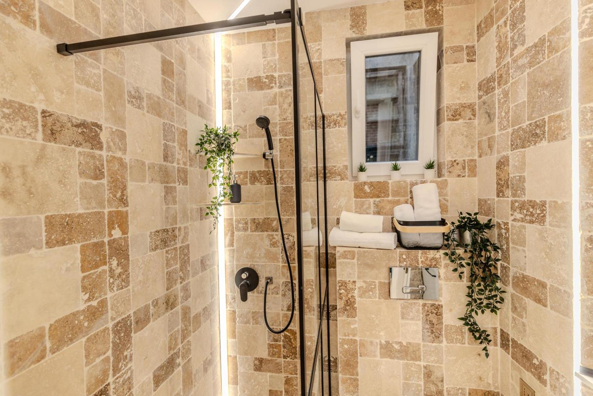 Luxury Living: Smart 2Br Apartment At Unirii Square Bukarest Exterior foto